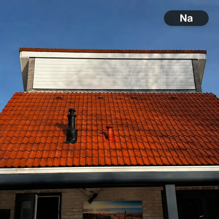 Pannendak na de reiniging door Stralend Zeeland, de pannen weer oranjerood